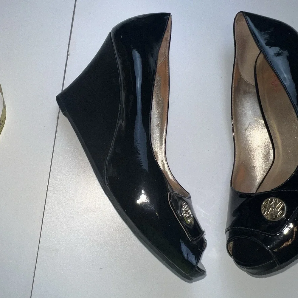 Lilly Pulitzer Black Patent Leather Wedge Peep Toe Classic Heels. 8.5 M